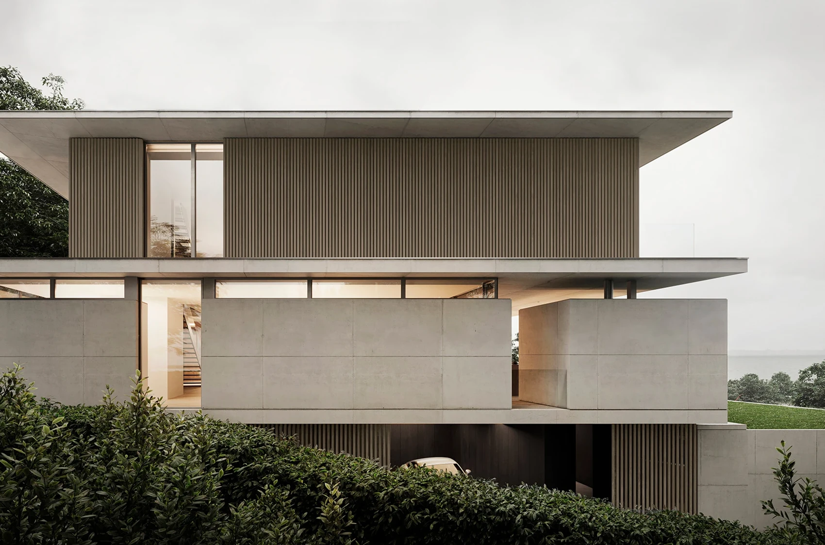 fachada minimalista con revestimiento de wall panel