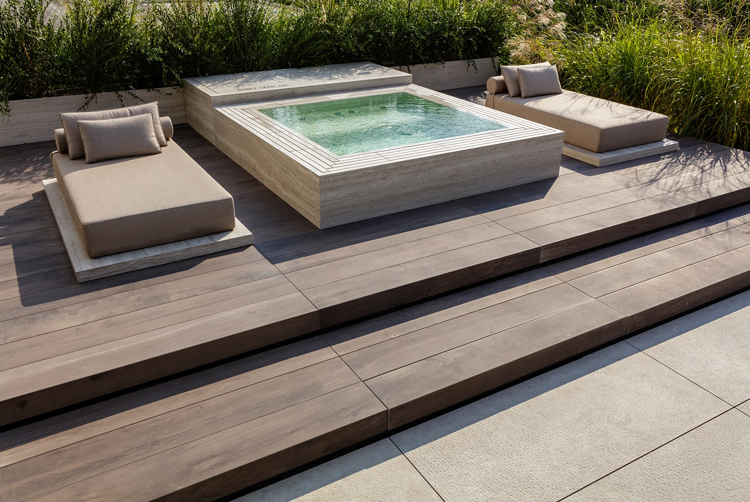 deck porcelanato para exterior de piscina