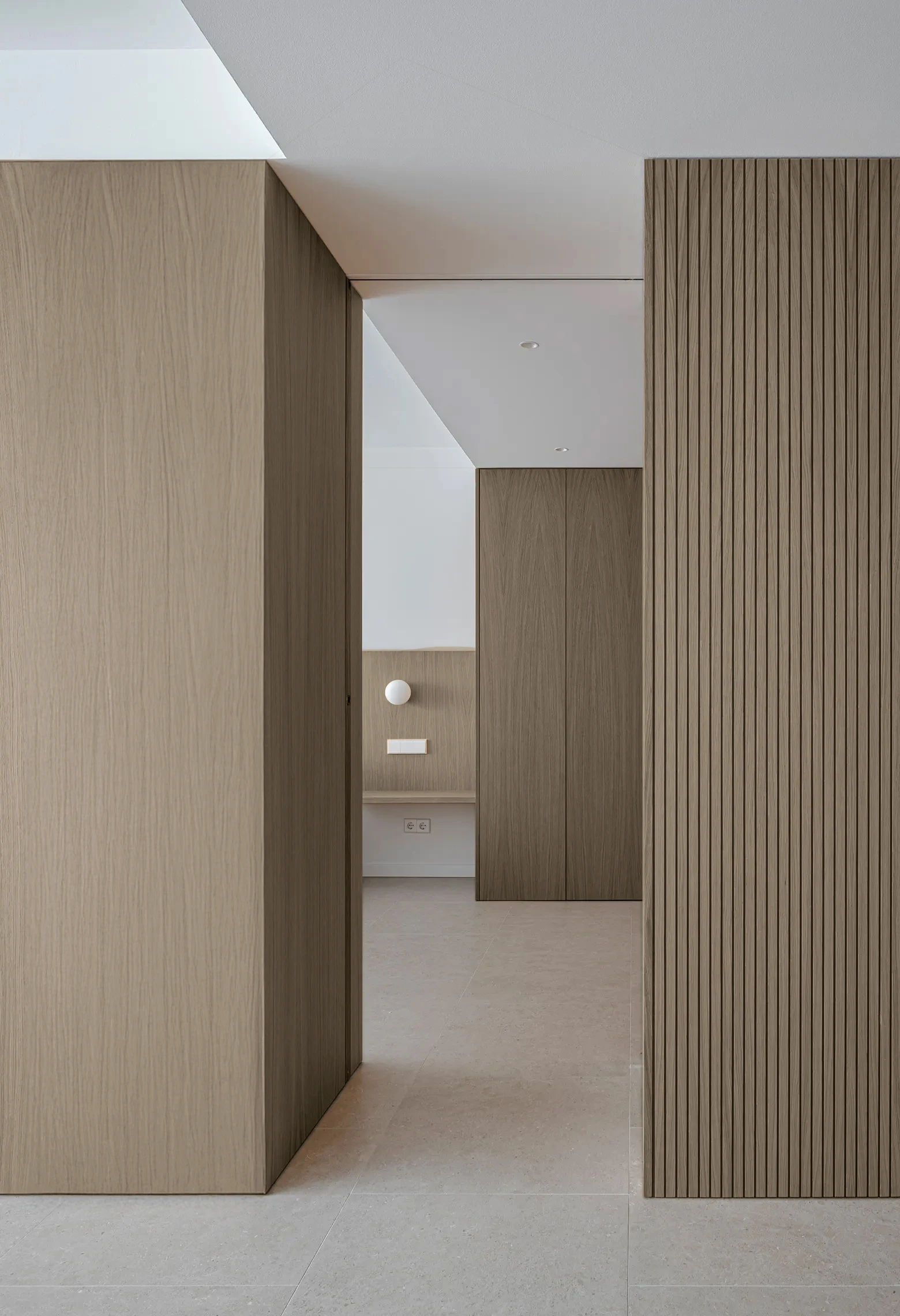 ambiente con paredes revestidas con wall panel