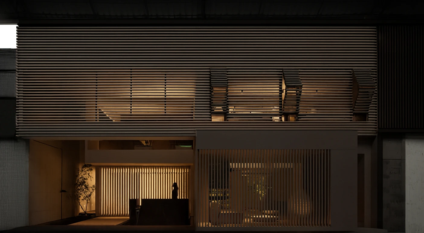 Listones arquitectónicos color ash instalados en fachada residencial moderna con efecto de iluminación nocturna