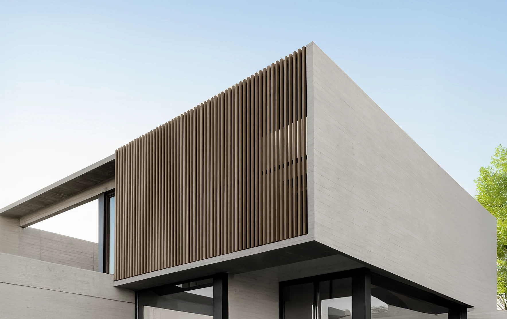 Listones arquitectónicos color ash instalados en fachada residencial moderna