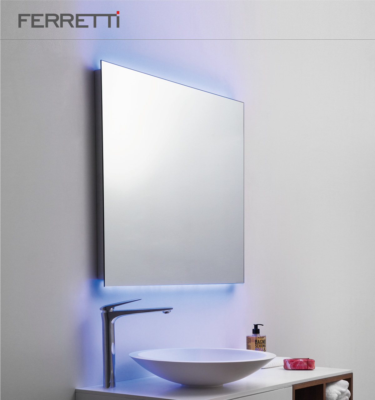 Espejo Stixx con luz led de color azul encendido con sensor 1 Espejo Stixx con luz led de color azul encendido con sensor
