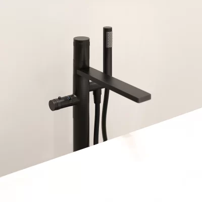 Griferia Eos Monocomando Termostatico Negro De Pie Para Tina Con Ducha De Mano Ferretti Signature